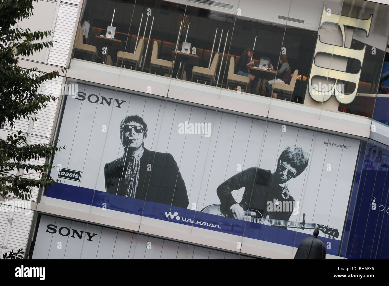 Werbung und Vermerke, die von westlichen Berühmtheiten in Tokio, Japan. Stockfoto