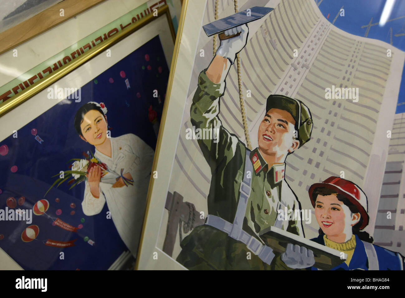 Rainbow Trading Company (eine nordkoreanische Spezialität Buchhandlung) zeigt die nordkoreanischen Plakate haben sie zu verkaufen. Tokio, Japan. Stockfoto