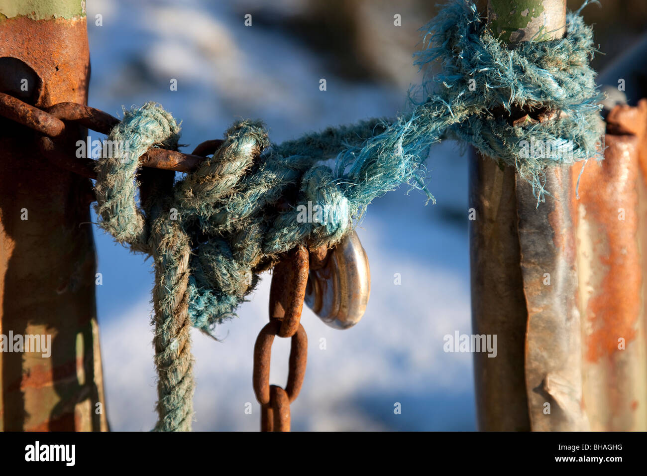 Tor mit Seilen und Ketten gefesselt gesperrt Stockfoto
