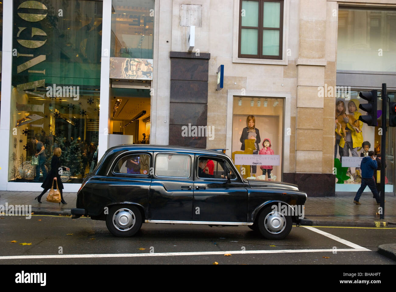 Schwarzes Taxi Oxford Street London England UK Mitteleuropa Stockfoto