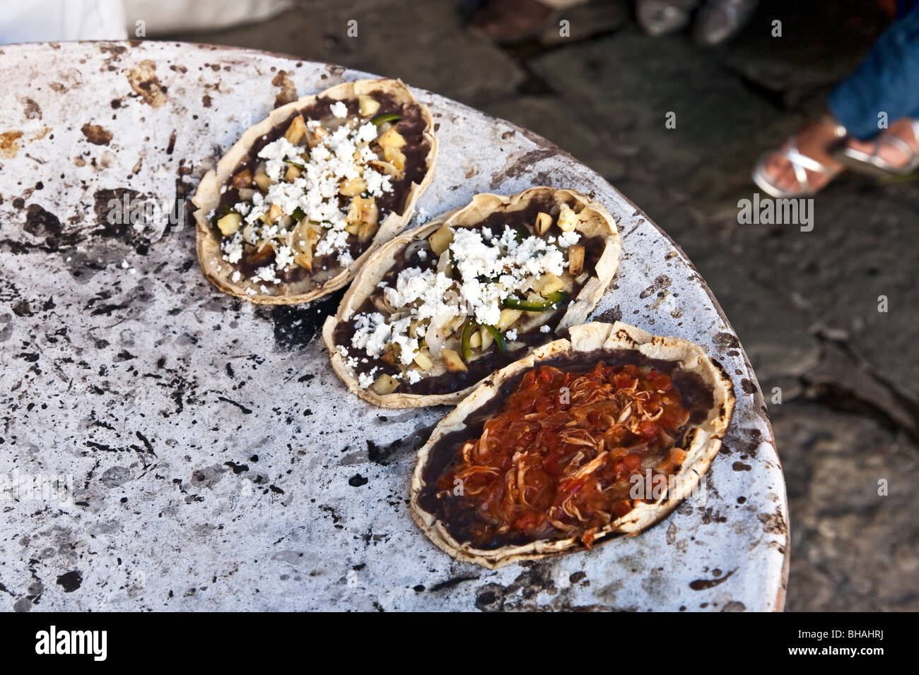 drei verschiedene köstliche Sorten von Tacos Kochen auf einer Kohle Pfanne draußen auf dem Bürgersteig in Oaxaca-Stadt Mexiko Stockfoto