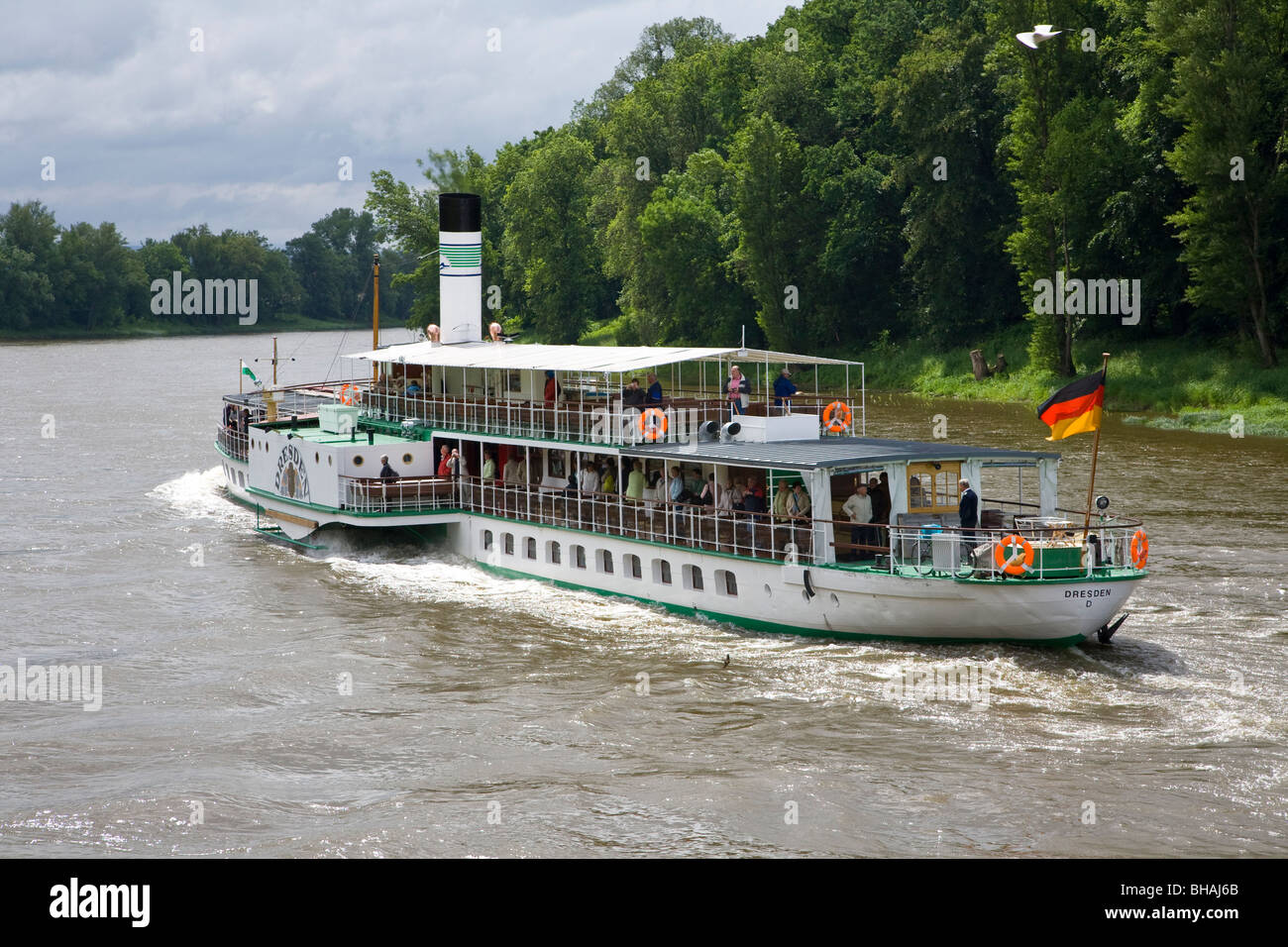 Schaufelrad Dampfer, Ausflug Schiff an der Anlegestelle, Bodden