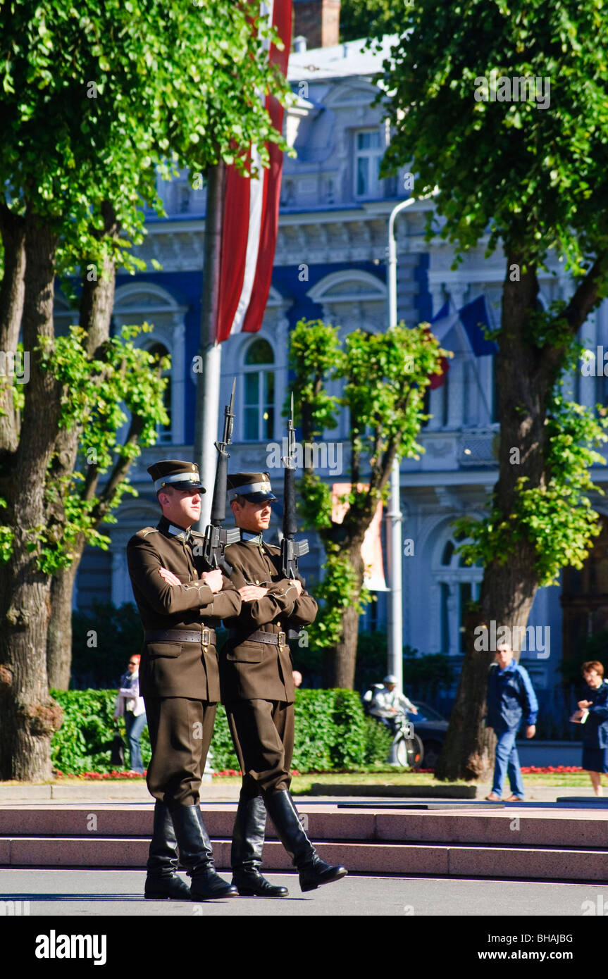 Soldaten bewachen die Brīvības Piemineklis (Freedom Monument), Riga, Lettland Stockfoto