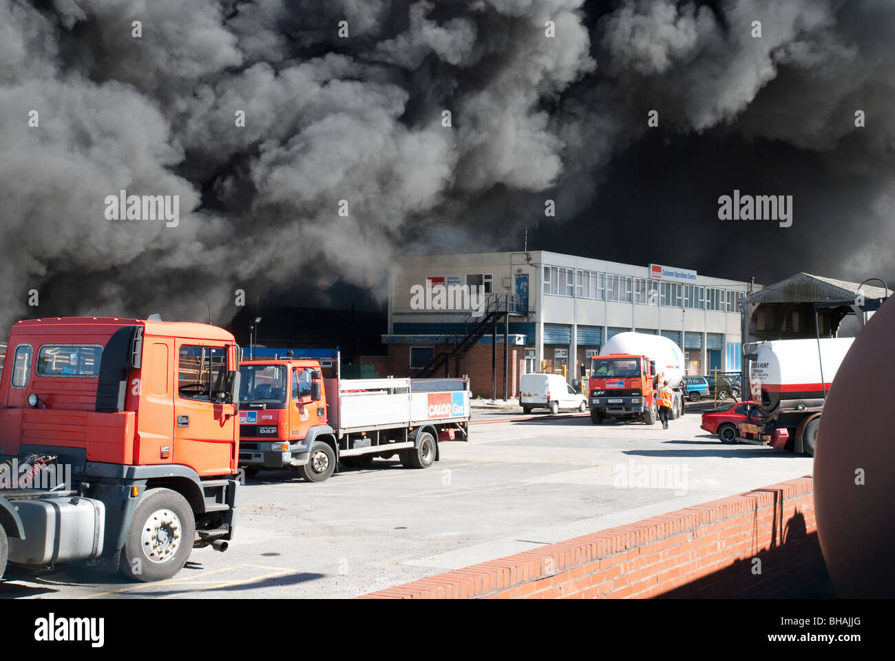 Riesige Feuer neben Calor Gas Depot dicken schwarzen Rauch Stockfoto