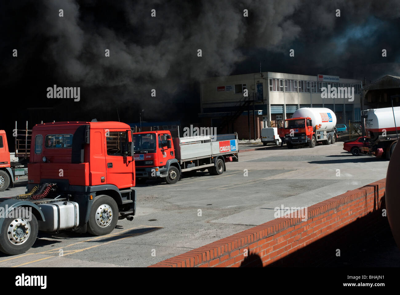 Riesige Feuer neben Calor Gas Depot dicken schwarzen Rauch Stockfoto