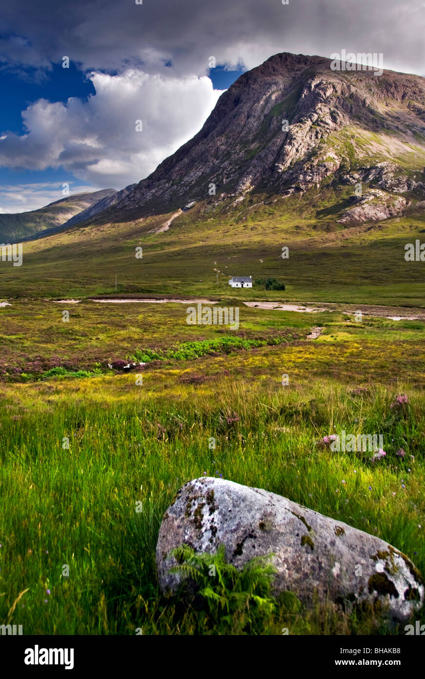 Blick auf den Pass von Glencoe in den schottischen Highlands vom unteren Ende des Teufels Treppe Stockfoto