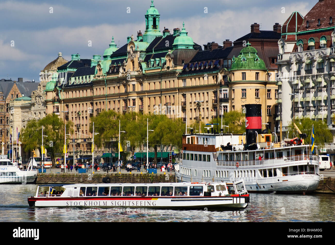 Sightseeing-Boot und Fähre am Nybrokajen, Stockholm, Schweden Stockfoto