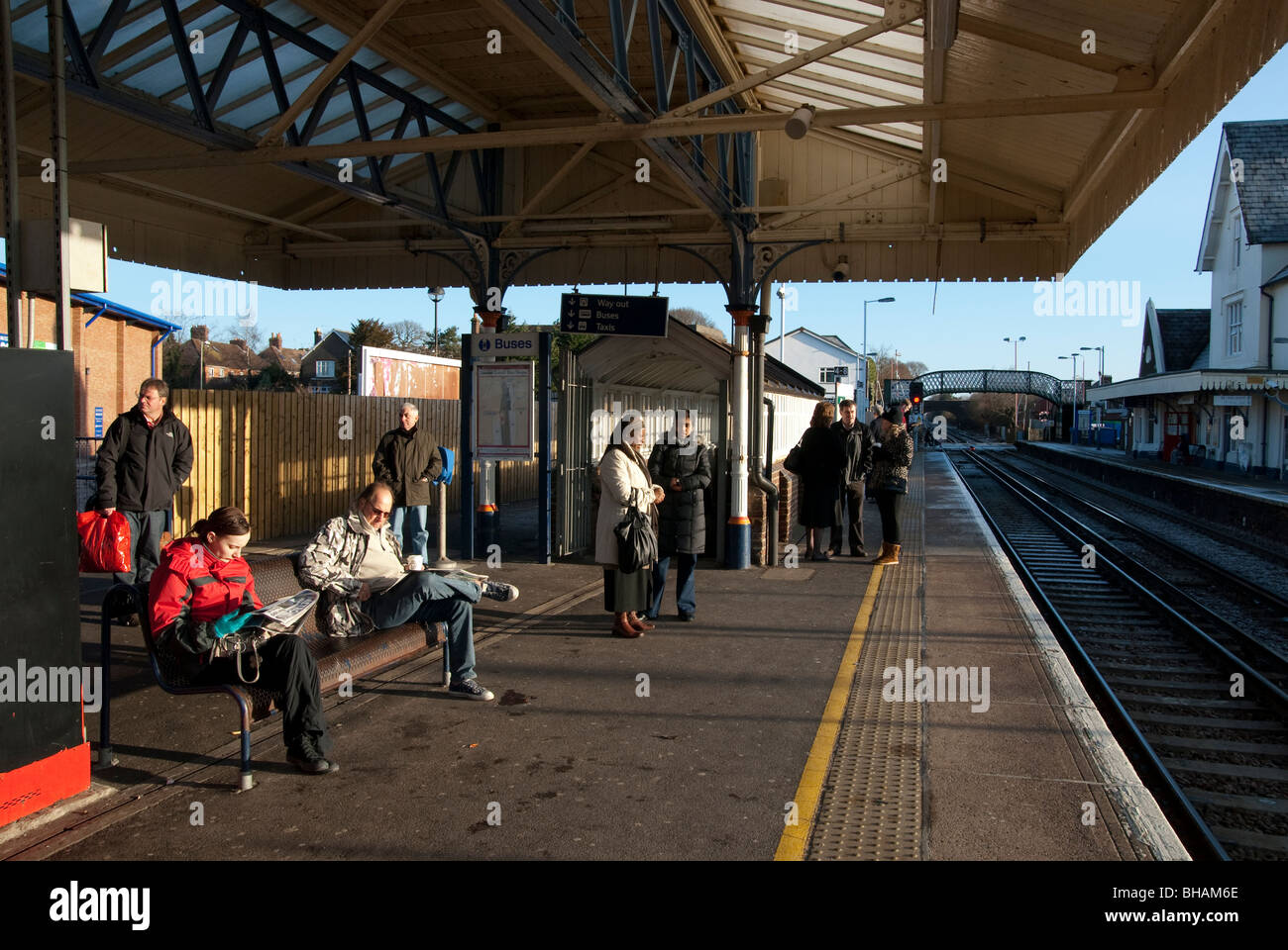 Passagiere warten auf Zug am Bahnhof Bahnsteig Petersfield Stockfoto