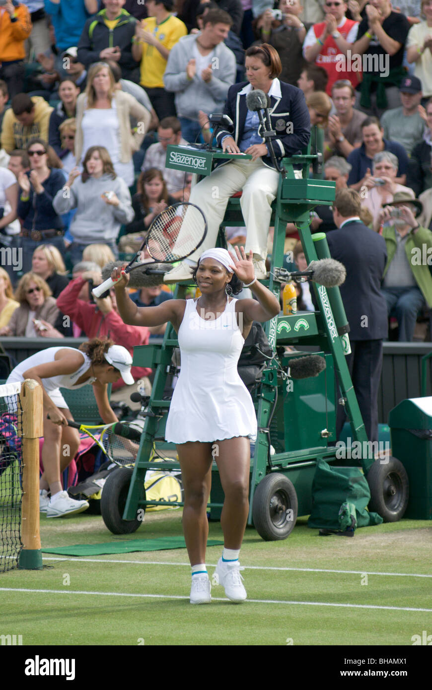 Serena Williams kommt auf dem Centrecourt in Wimbledon. Stockfoto