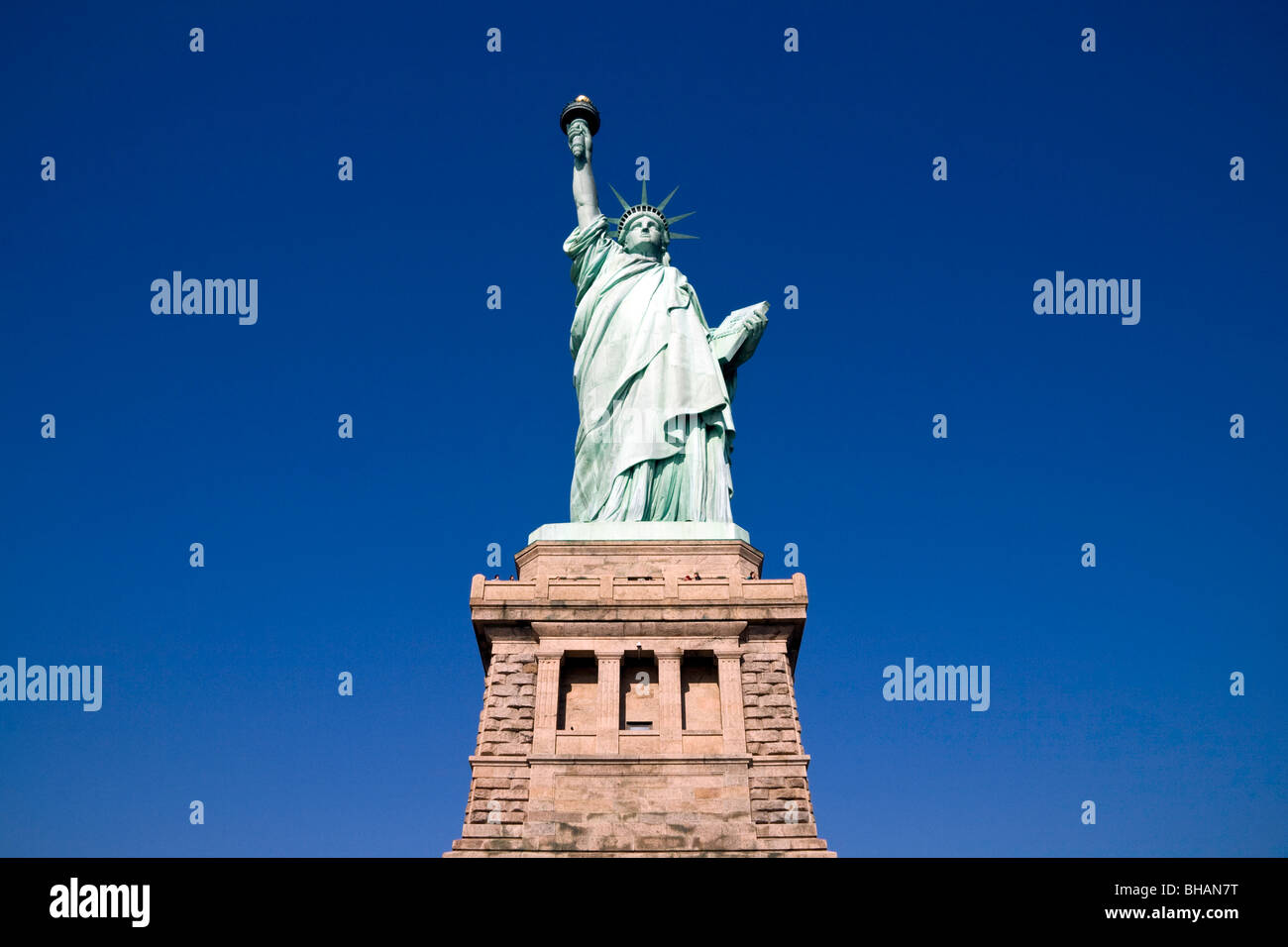 Die Statue of Liberty-Gesicht-on gegen einen klaren blauen Himmel an einem sonnigen Tag mit sichtbaren Sockel Stockfoto