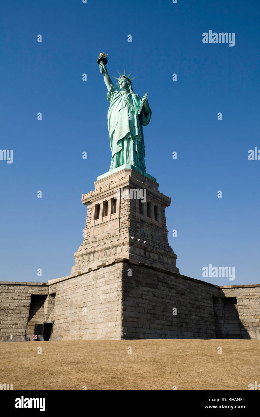 Ein Blick auf die Freiheitsstatue in New York mit Sockel und Stiftung Sterne sichtbar Stockfoto