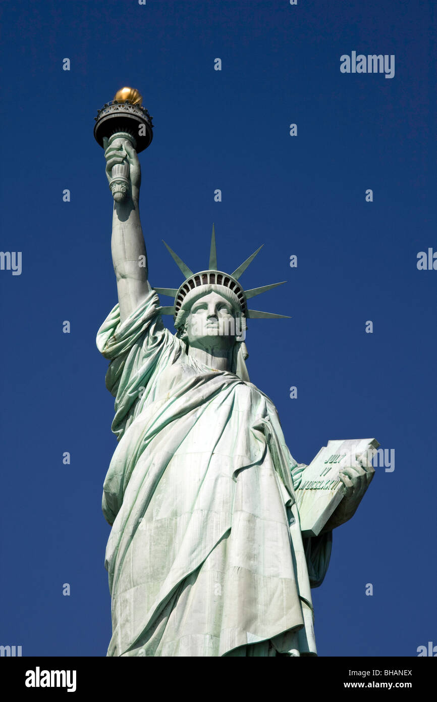 Die Statue of Liberty-Gesicht-auf vor einem strahlend blauen Himmel an einem sonnigen Tag Stockfoto