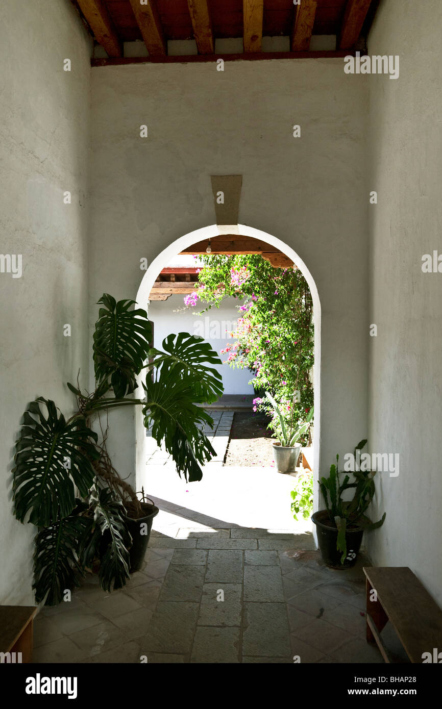 Blick durch gewölbte Öffnung zum Innenhof mit Bougainvillea von Manuel Alvarez Bravo Center Fotografie in Oaxaca-Stadt Mexiko Stockfoto