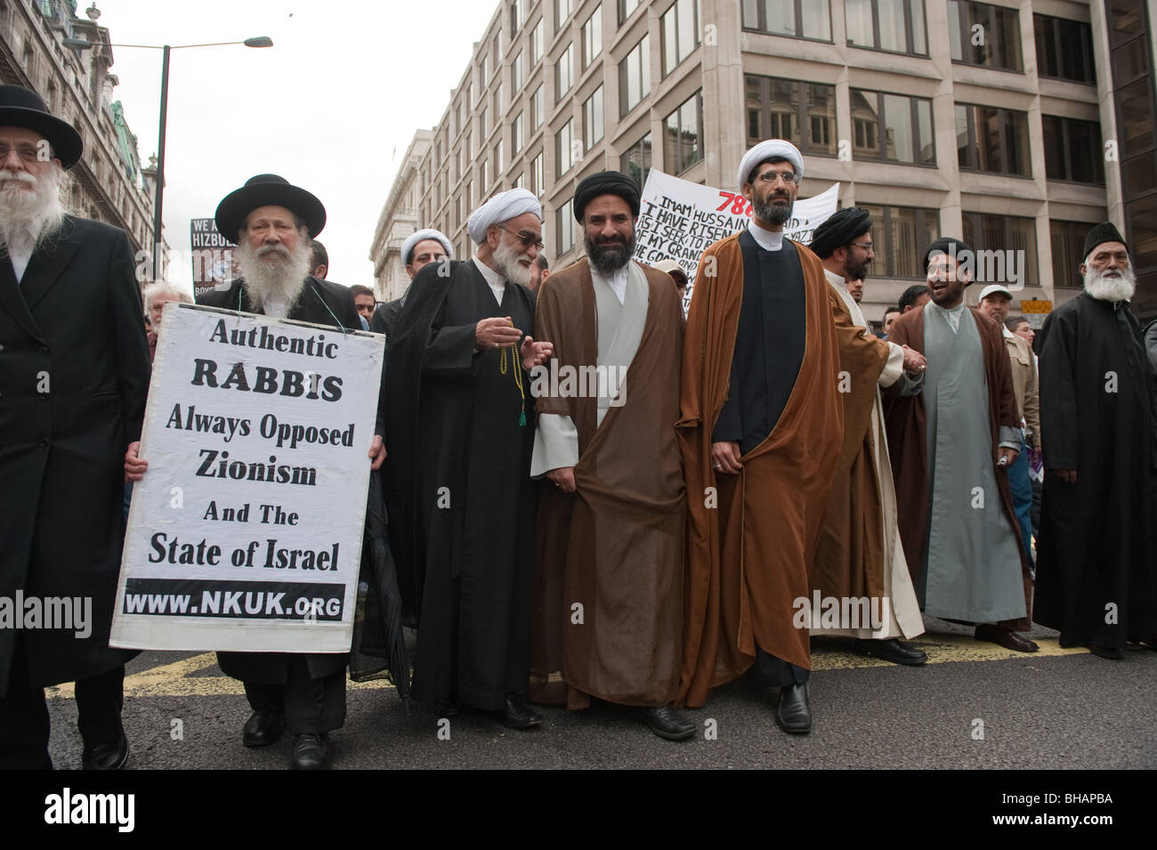 Rabbiner und islamischen Kleriker marschieren gemeinsam bei der jährlichen Al-Quds-Demonstration zur Unterstützung des palästinensischen Volkes. Stockfoto
