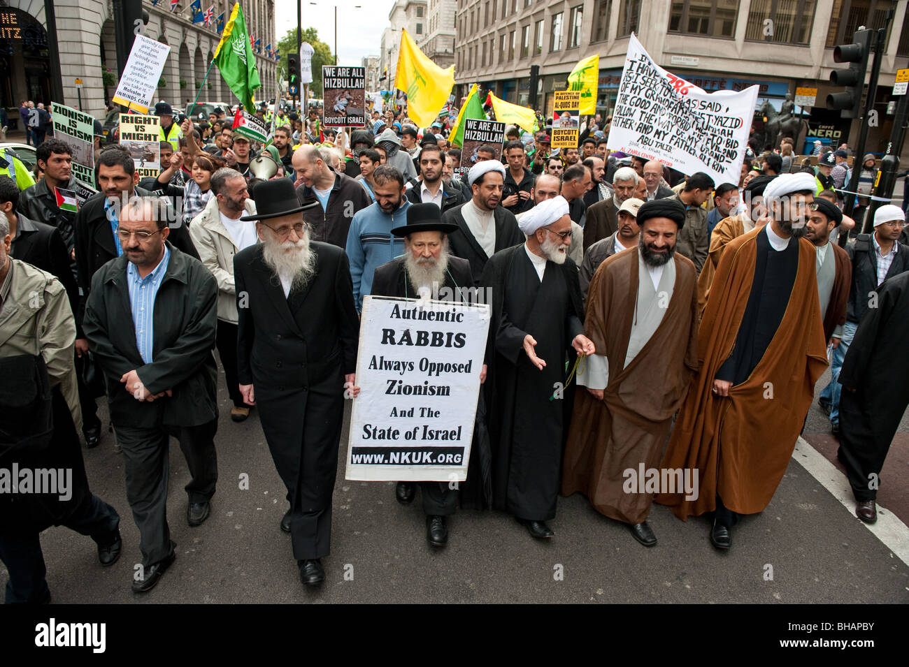 Rabbiner und islamischen Kleriker marschieren gemeinsam bei der jährlichen Al-Quds-Demonstration zur Unterstützung des palästinensischen Volkes. Stockfoto