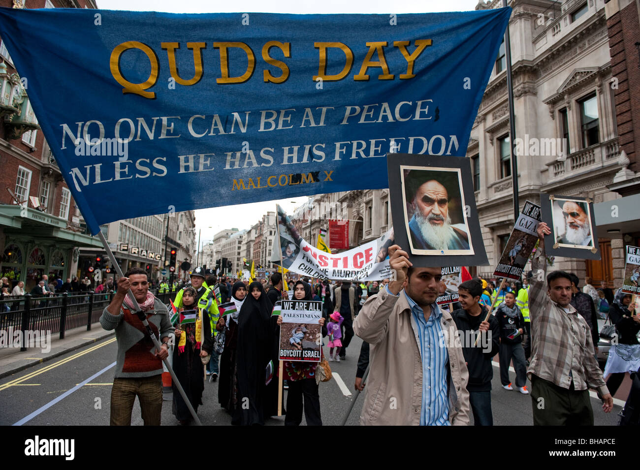 Demonstranten marschieren auf der jährlichen Al-Quds-Demonstration zur Unterstützung des palästinensischen Volkes. Stockfoto
