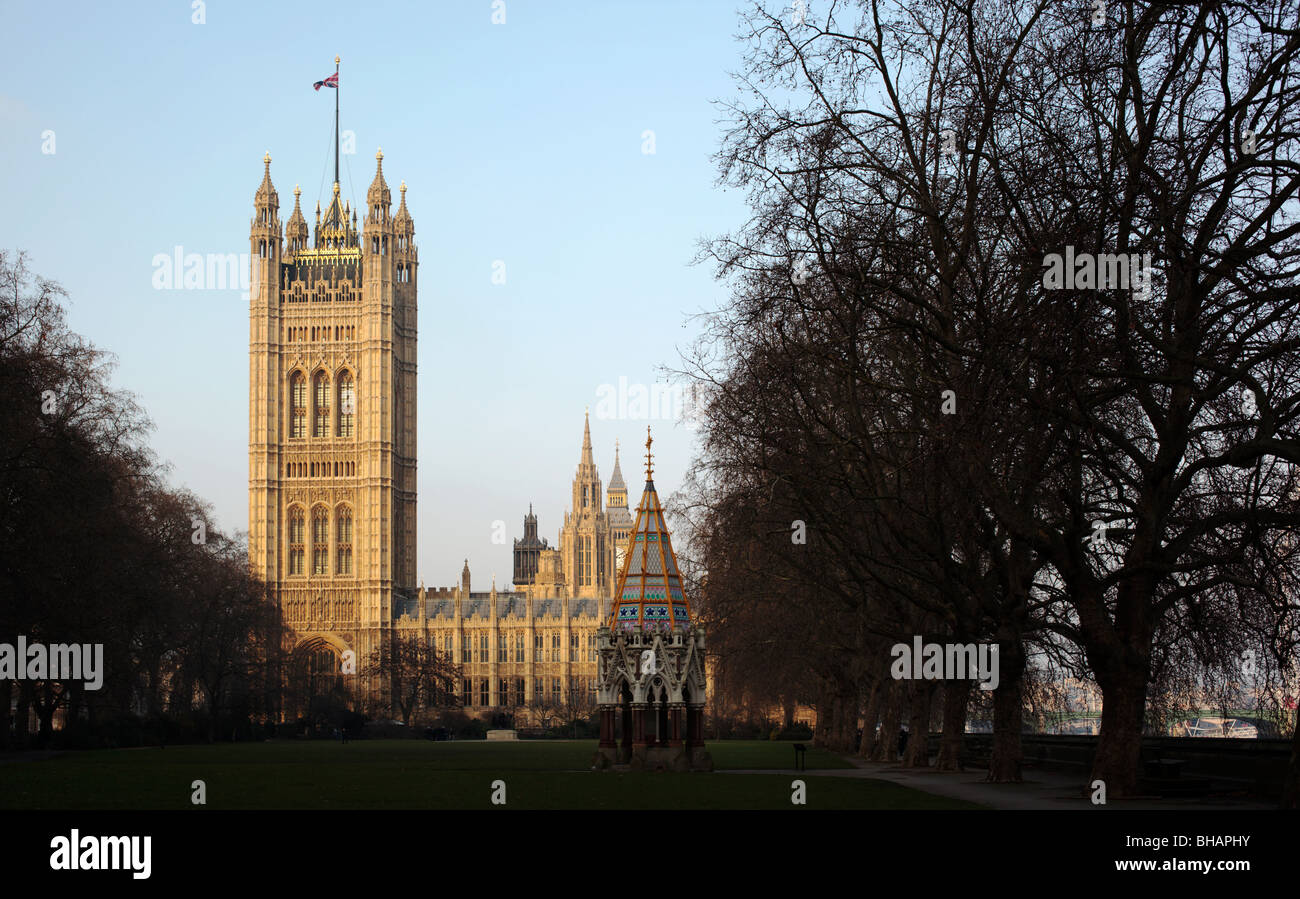 Buxton Memorial Fountain neben der Häuser des Parlaments Westminster London England UK - die Herzen der britischen Regierung. Stockfoto