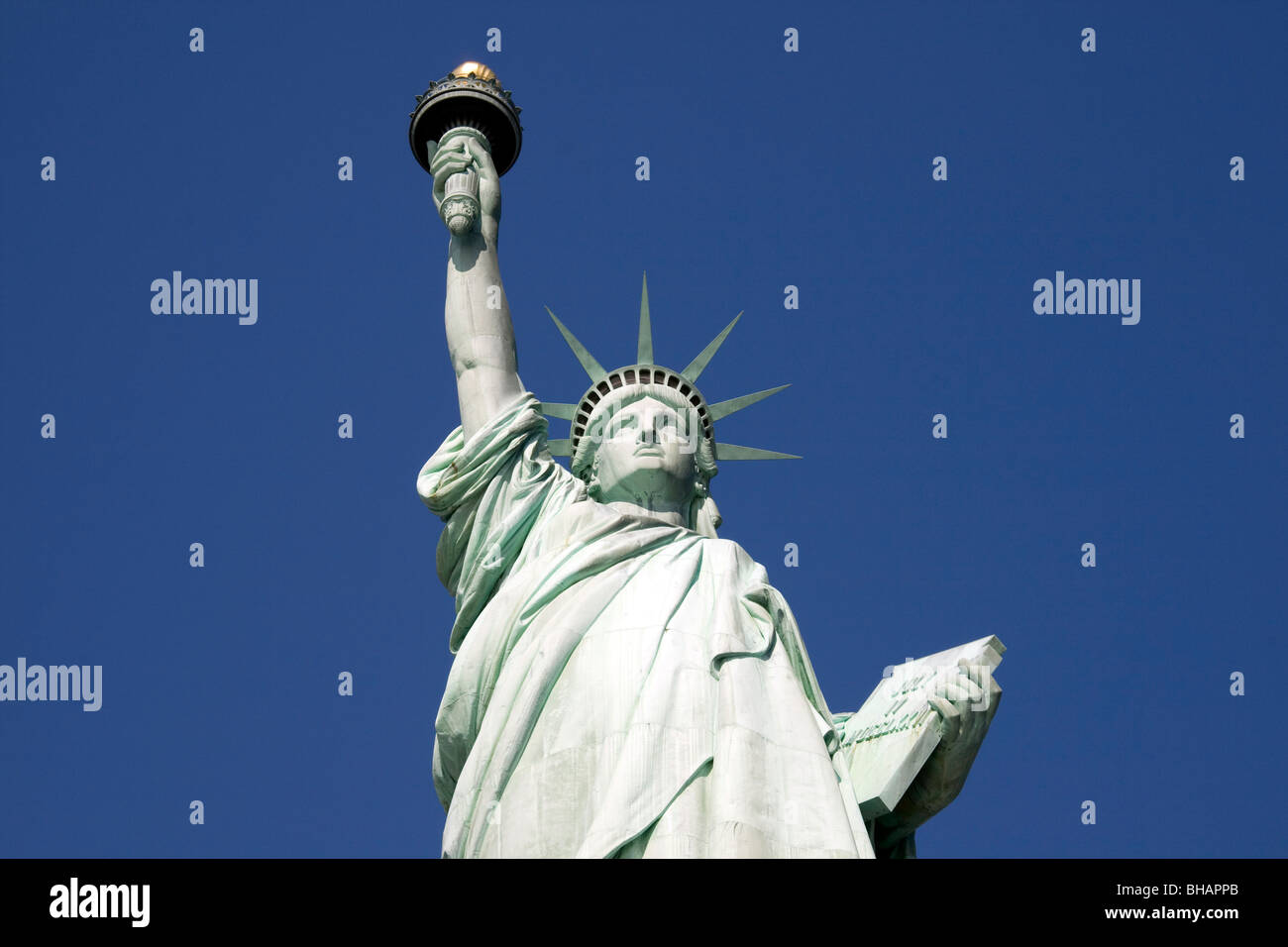 Die Statue of Liberty-Gesicht-auf vor einem strahlend blauen Himmel an einem sonnigen Tag Stockfoto