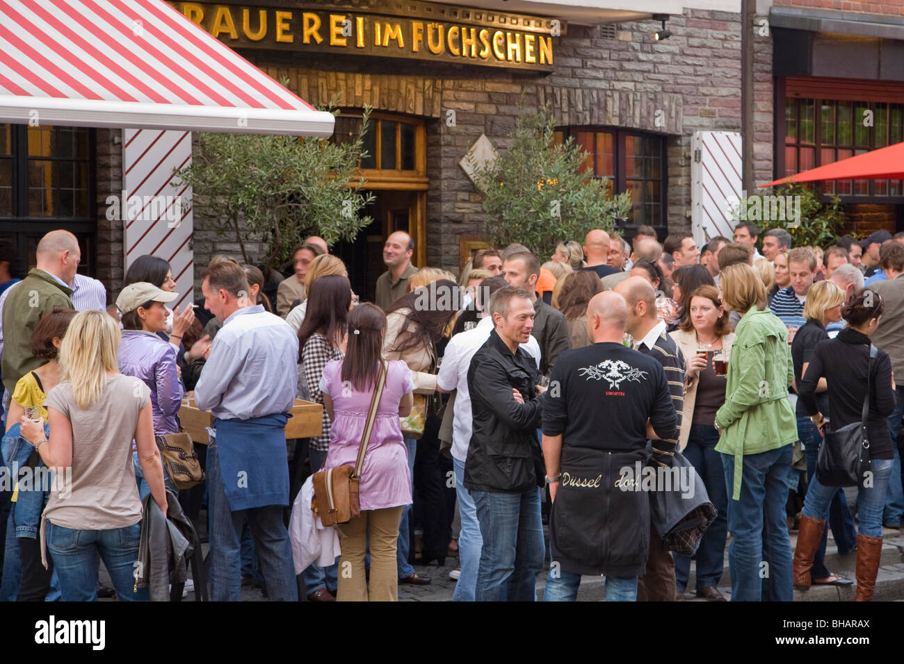 MENSCHEN VOR BRAUEREI IM FUCHSCHEN, BIER-TAVERNE, ALTSTADT, DÜSSELDORF, RHEIN, NRW WHESTPHALIA, DEUTSCHLAND Stockfoto