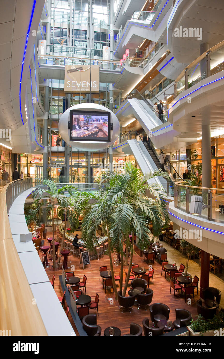SEVENS KAUF ZENTRUM BEI KONIGSALLEE EINKAUFSSTRAßE IN DÜSSELDORF, NORDRHEIN-WHESTPHALIA, DEUTSCHLAND Stockfoto