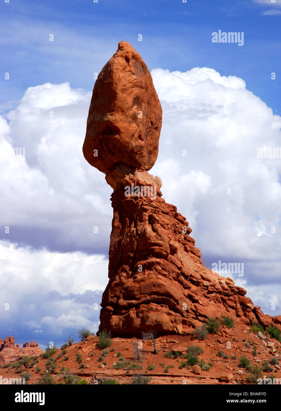 Ausgewogene Rock im Arches-Nationalpark, Utah, steht 128 Fuß (38 m) hoch Stockfoto