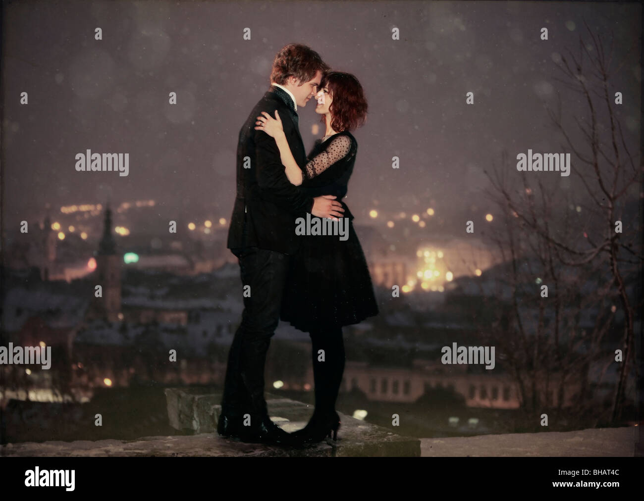 Voller Länge Profil des romantischen Paar auf der Suche in jedem anderen Augen gegen die Stadt nachts am Valentinstag Stockfoto
