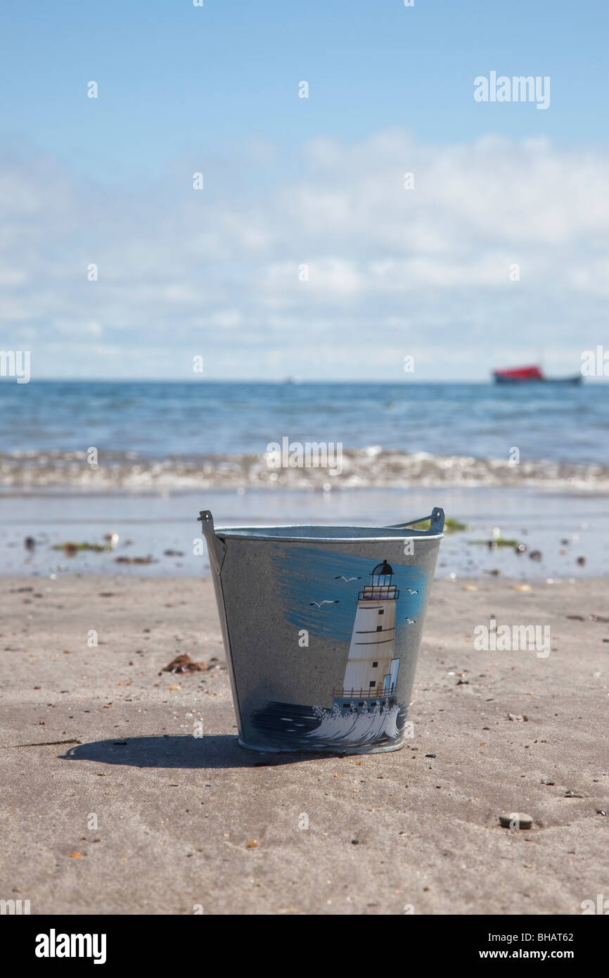 Eimer am Strand, Boulmer, Northumberland, England Stockfoto