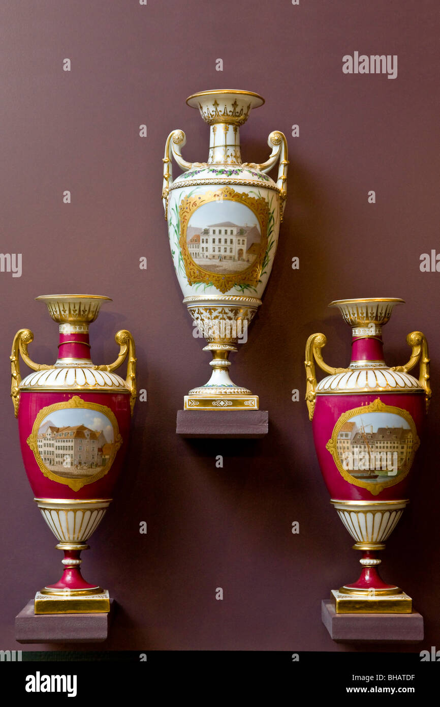 Drei handbemalte Vasen zeigen Gebäude aus Kopenhagen Stockfoto