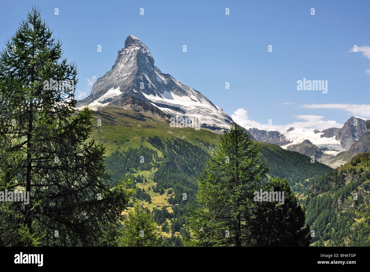 Matterhorn Berg mit Almwiesen und Pinienwälder in der Nähe von Zermatt, Schweizer Alpen-Valais / Wallis, Visp, Schweiz Stockfoto