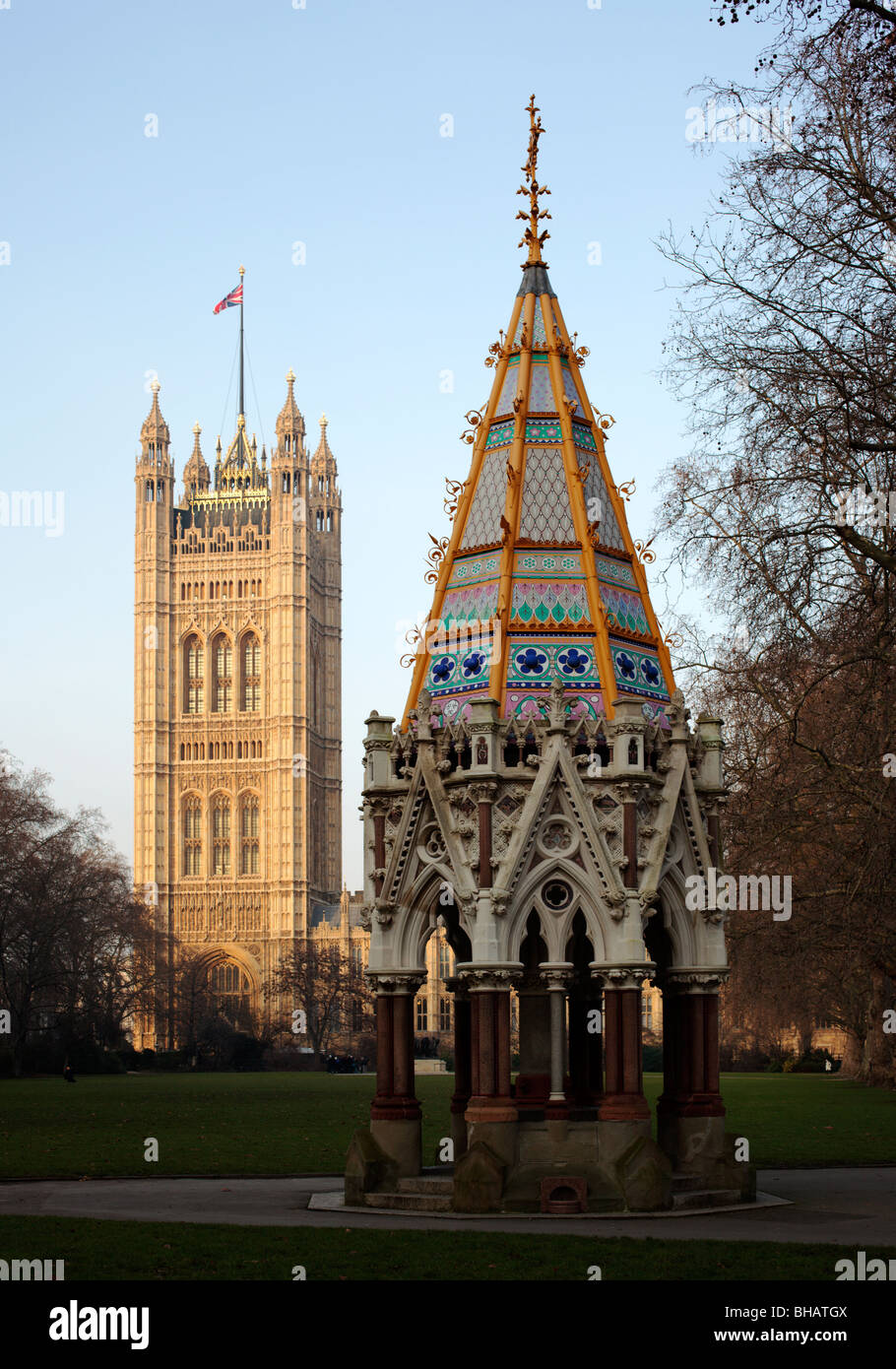 Buxton Memorial Fountain neben der Häuser des Parlaments Westminster London England UK - die Herzen der britischen Regierung. Stockfoto