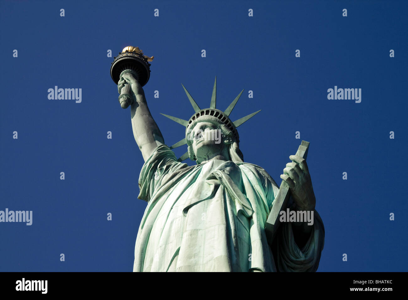 Die Statue of Liberty vor einem strahlend blauen Himmel an einem sonnigen Tag Stockfoto