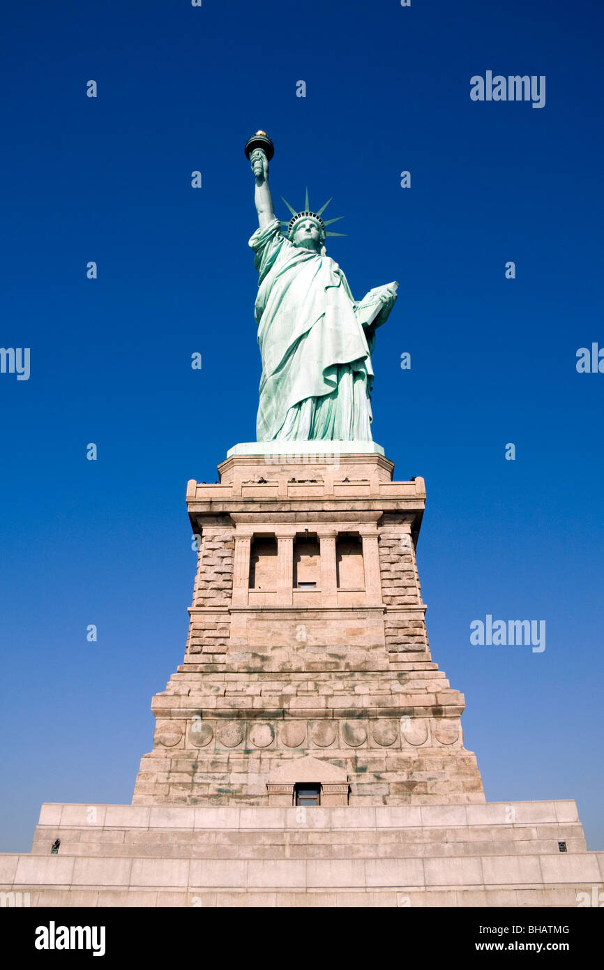 Die Statue of Liberty-Gesicht-on gegen einen klaren blauen Himmel an einem sonnigen Tag mit sichtbaren Sockel Stockfoto