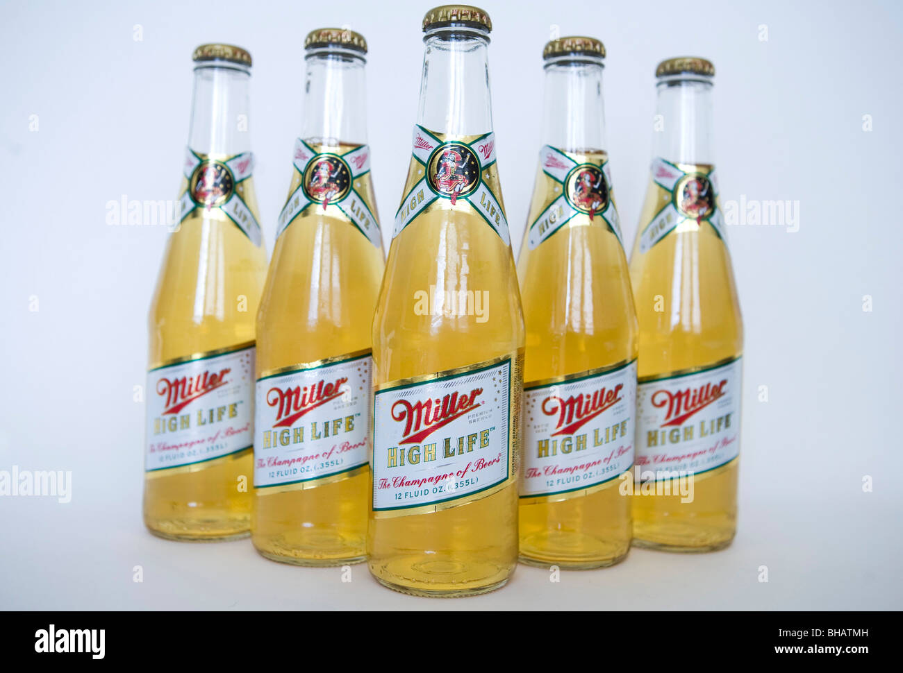 Eine Gruppierung von Miller High Life Bierflaschen. Stockfoto