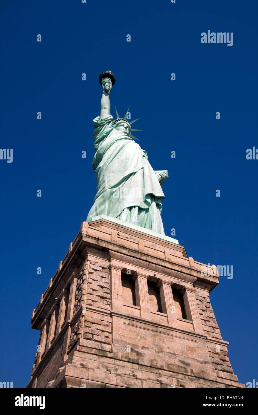 Ein Blick auf die Freiheitsstatue in New York mit dem Sockel sichtbar Stockfoto