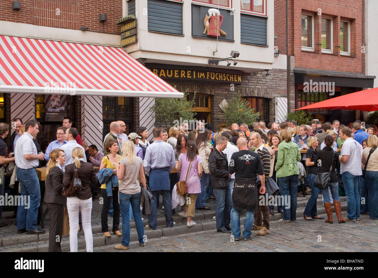 MENSCHEN VOR BRAUEREI IM FUCHSCHEN, BIER-TAVERNE, ALTSTADT, DÜSSELDORF, RHEIN, NRW WHESTPHALIA, DEUTSCHLAND Stockfoto