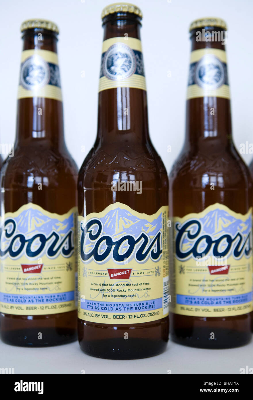 Eine Gruppierung von Coors Bierflaschen. Stockfoto