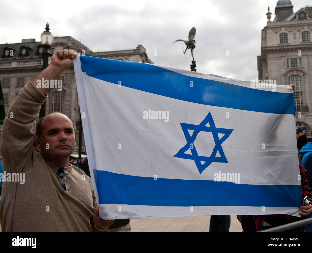 Männer tragen eine israelische Flagge auf der jährlichen Al-Quds-Demonstration zur Unterstützung des palästinensischen Volkes. Stockfoto