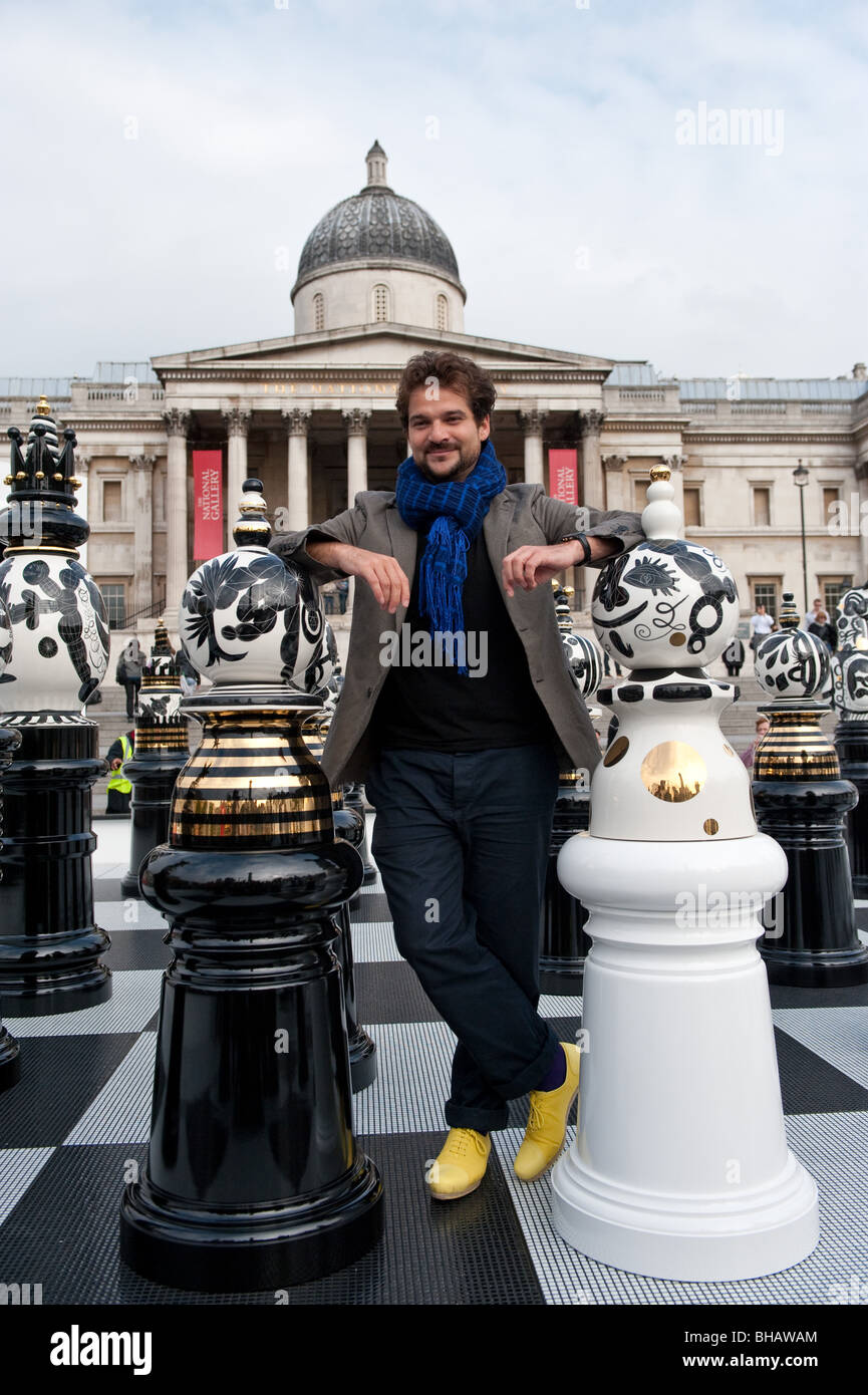 Spanische Designer Jaime Hayon posiert mit seinen keramischen Riesenschach Stücke am Trafalgar Square in London Stockfoto