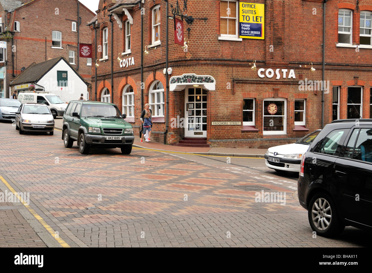 Kunstvoll gemusterten Straßenbeläge von Tring High Street, Hertfordshire, UK. Stockfoto