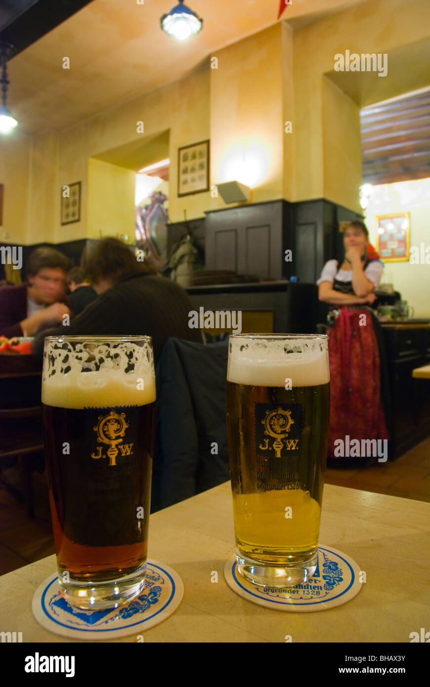 Dunkle und helle Bier Augustiner Grossgastätten Benefice München Bayern ...