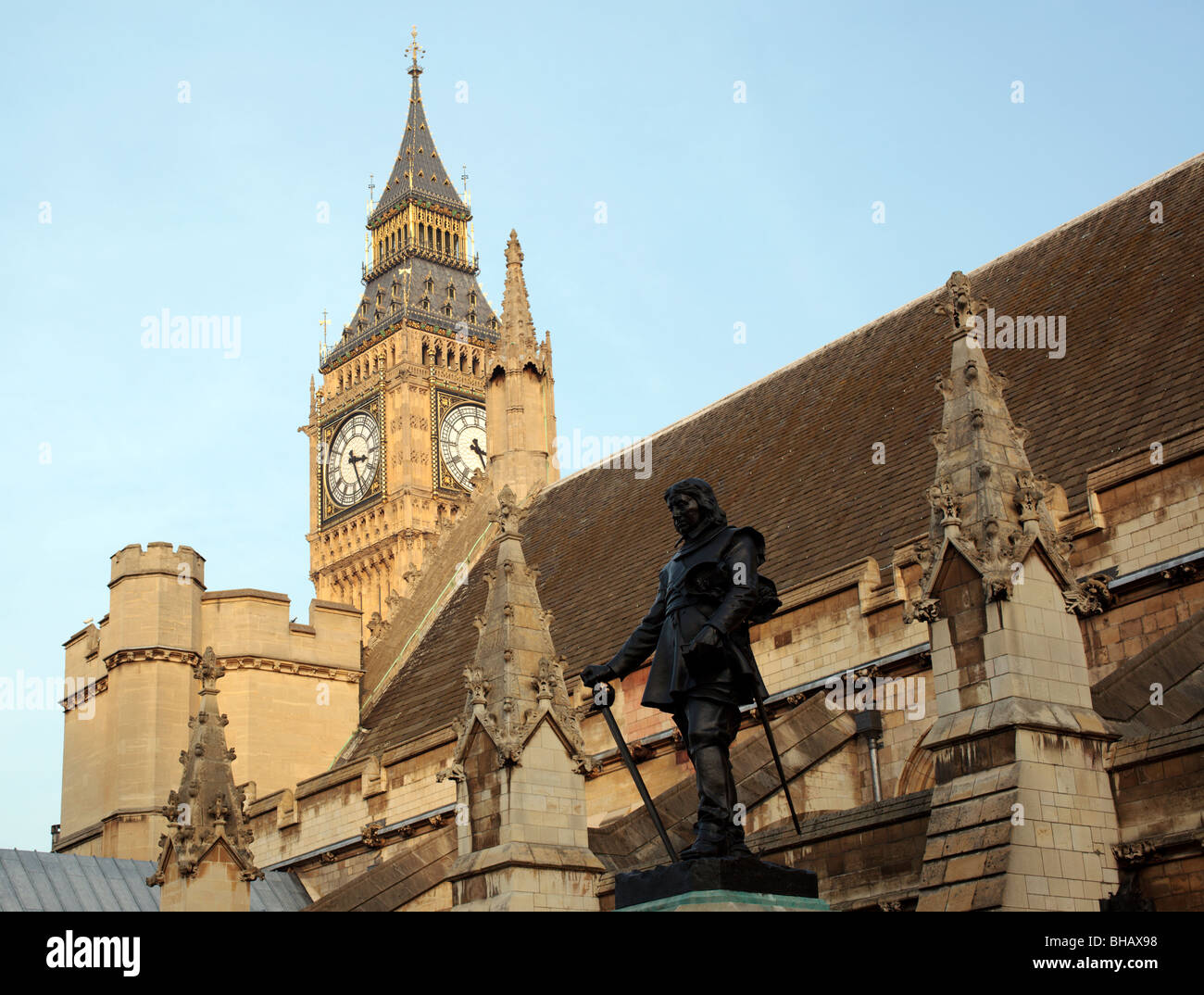 Statue von Oliver Cromwell außerhalb der Houses of Parliament, Westminster London England UK - das Herz der Regierung des Vereinigten Königreichs Stockfoto