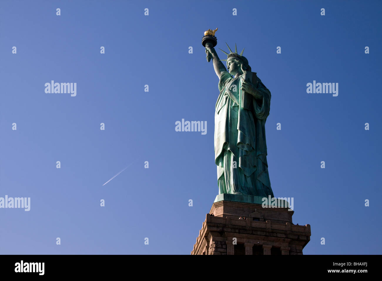 Ein Blick auf die Freiheitsstatue in New York mit dem Sockel sichtbar Stockfoto