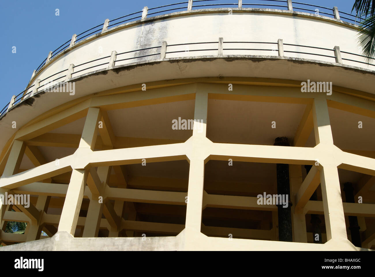 Sehr große konkrete Wassertanks in Indien (Bundesstaat Kerala) für Trinkwasser Bedürfnisse für eine Gemeinde zu befriedigen. Stockfoto