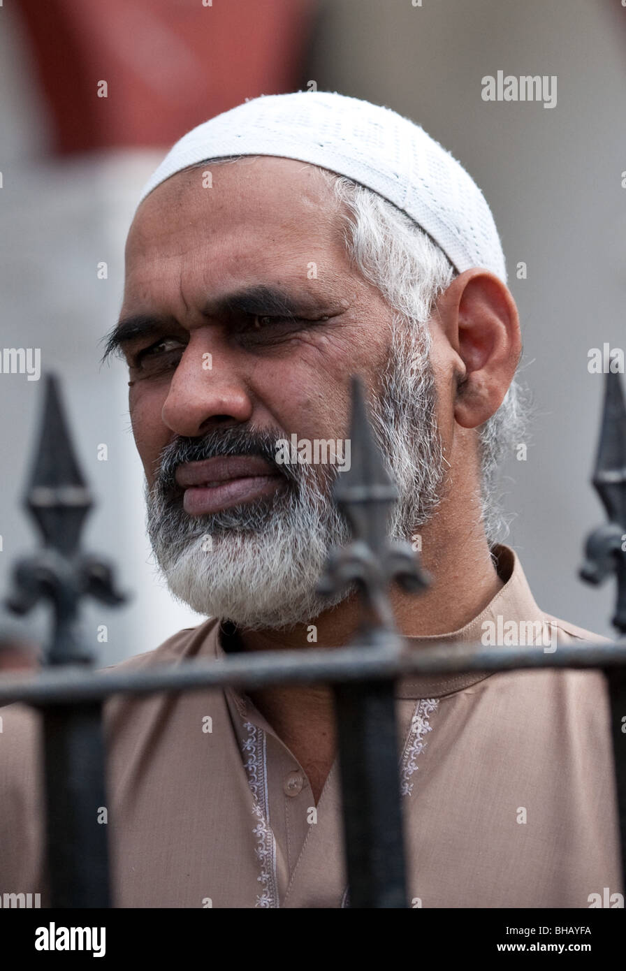 Ein muslimischer Mann hinter Geländer Stockfoto