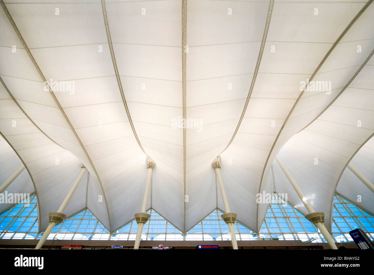 Denver Airport zeltartige Dachkonstruktion. Zugfestigkeit Glasfasergewebe. Internationalen Jeppesen terminal Interieur. VEREINIGTE STAATEN USA Stockfoto