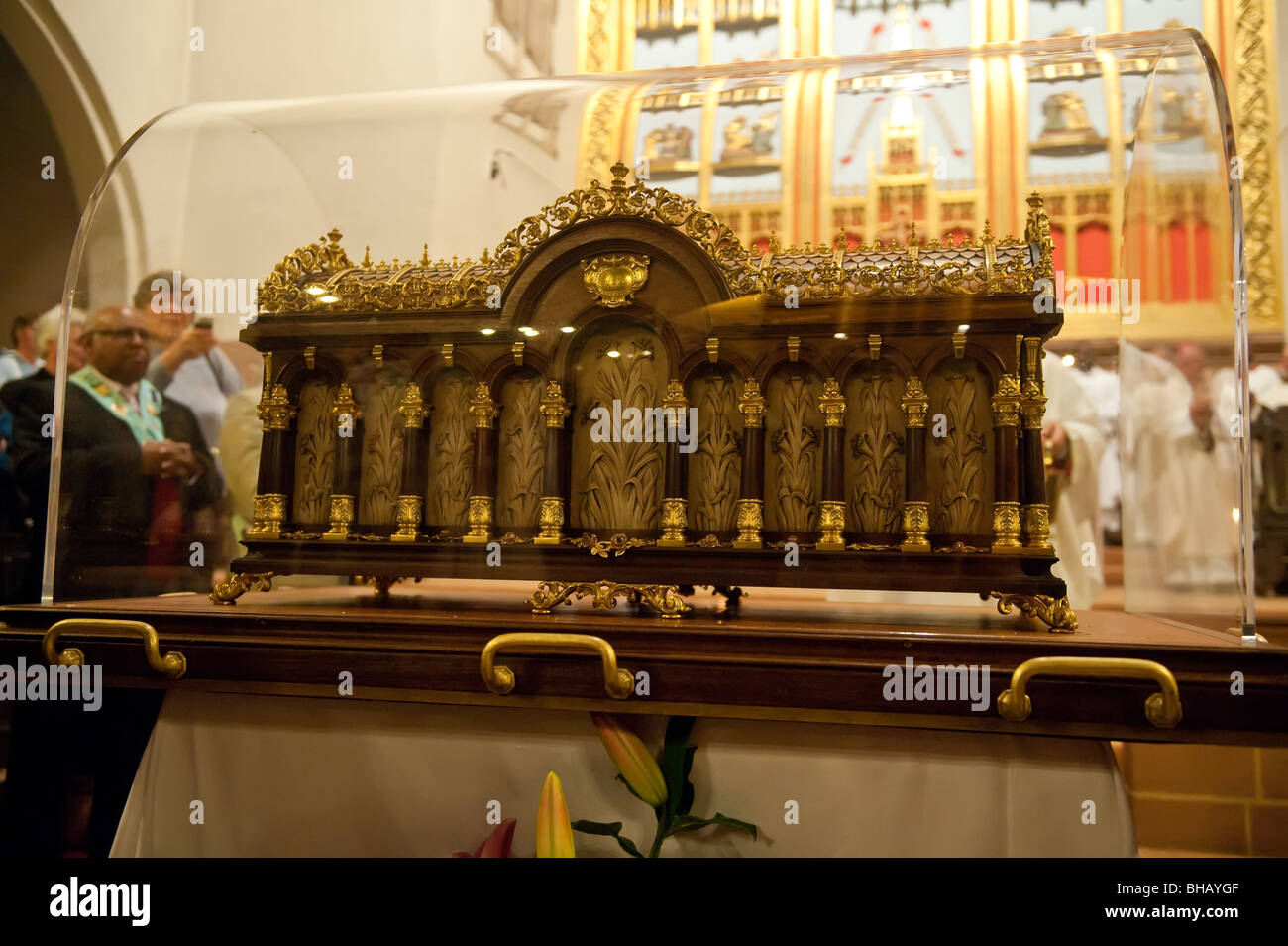 Der Sarg mit den Gebeinen des St. Thérèse von Lisieux in der Kirche der Muttergottes von Karmel und St. Simon Stock in London Stockfoto