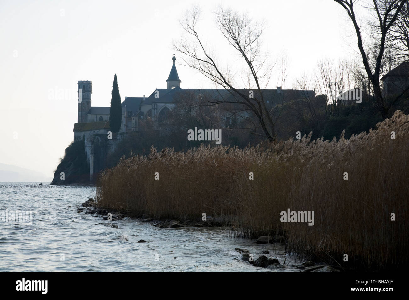 Seitenansicht von Hautecombe Abbey, unten die Ufer von See Du Bourget. Saint-Pierre-de-Curtille in der Nähe von Aix-Les-Bains in Savoyen, Frankreich. Stockfoto