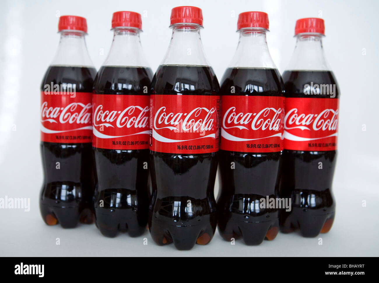 Eine Gruppierung von Coca-Cola-Flaschen. Stockfoto