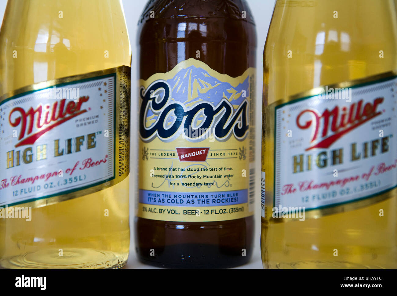 Eine Gruppierung von Coors und Miller High Life Bierflaschen Stockfoto