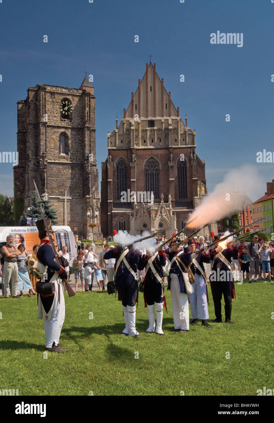 Reenactors feuern Musketen am Marktplatz am Reenactment von 1807 Belagerung der Neiße im Napoleonischen Krieg mit Preußen in Nysa, Polen Stockfoto